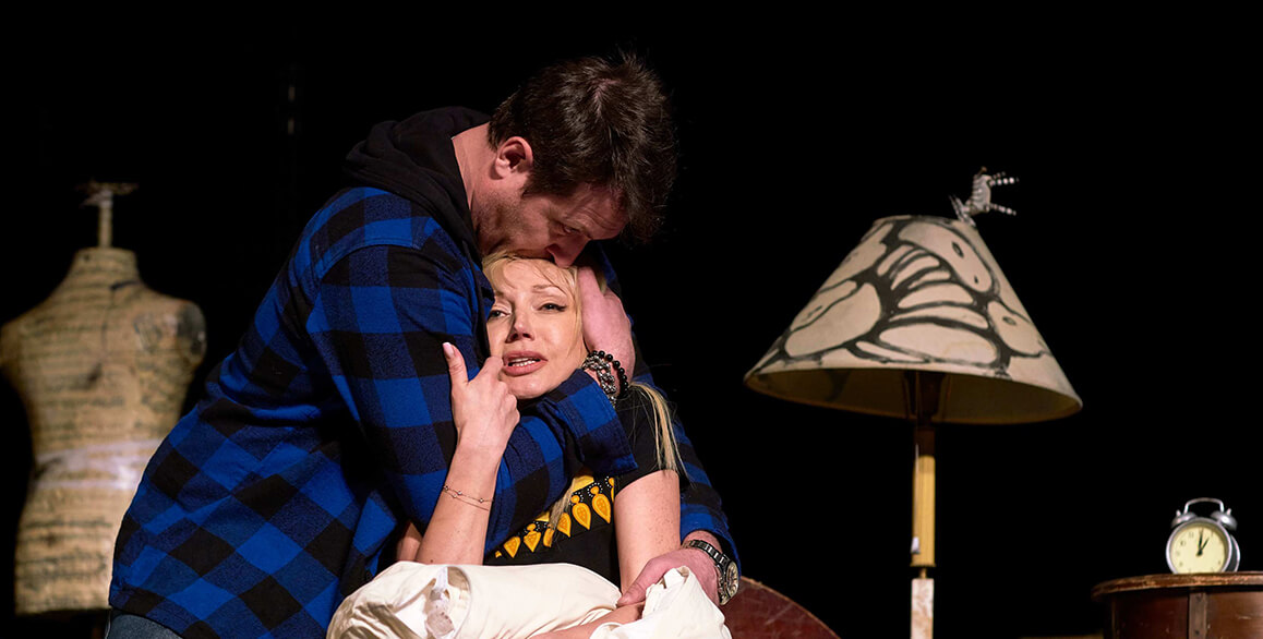 Двое на качелях